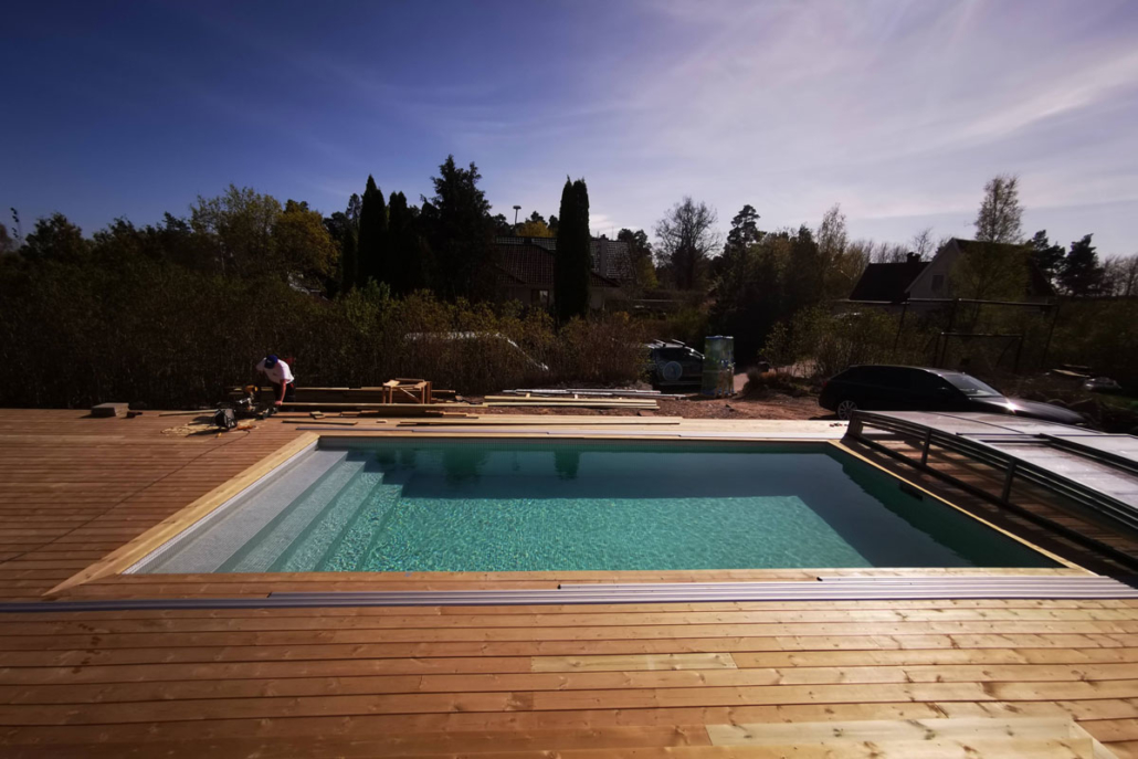 bygga-en-egen-pool-med-altan-modern-pool-stockholm