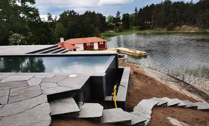 Liten pool på träaltan i en liten trädgård med funktionell och stilren utformning