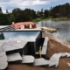 Liten pool på träaltan i en liten trädgård med funktionell och stilren utformning