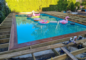 Planera pool i villaträdgården med hus, altan och poolområde