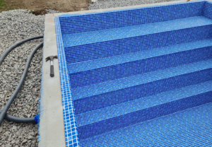 Ovan mark-pool med blå mosaikliner – ett poolprojekt med kort byggtid