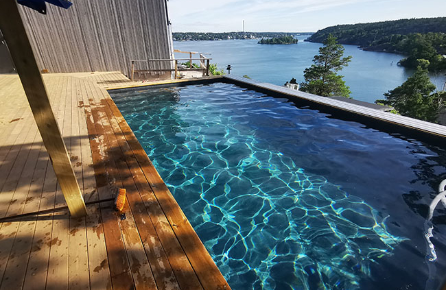 Pool med liner i modern design som visar poolens invändiga ytskikt och vattnets färgeffekt